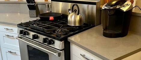 Frigorífico, horno, placa de cocina y cafetera o tetera