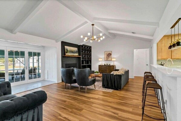 Smart TV, fireplace