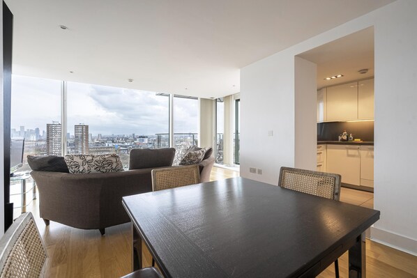Apartment - Borough Flat With City Views by Underthedoormat (London)