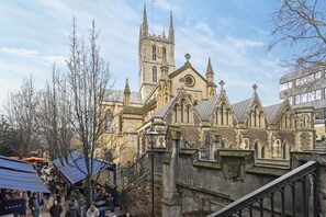 Apartment - Borough Flat With City Views by Underthedoormat (London)