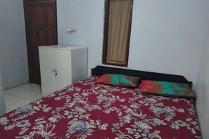 A bedroom with a bed, a wardrobe, a window with curtains, and a tiled floor. - Homestay Wijaya Mulya By Zuzu (Borobudur)