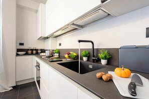 Departamento familiar, varias habitaciones, 2 baños, frente al mar (Charming Flat Sestri Levante) | Cocina privada | Refrigerador, microondas, horno y parrilla de estufa