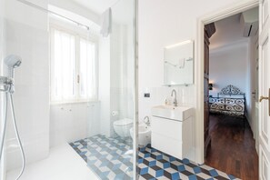 Family Apartment, Multiple Bedrooms, 2 Bathrooms, Sea Facing (Charming Flat Sestri Levante) | Bathroom