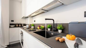 Family Apartment, Multiple Bedrooms, 2 Bathrooms, Sea Facing (Charming Flat Sestri Levante) | Private kitchen | Fridge, microwave, oven, stovetop