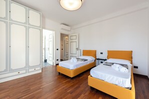 Departamento familiar, varias habitaciones, 2 baños, frente al mar (Charming Flat Sestri Levante) | 3 habitaciones, tabla de planchar con plancha y wifi gratis