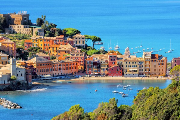 A coastal town with colorful buildings, a marina with boats, and a beach area. - Charming Apartment Sestri Levante (Sestri Levante)