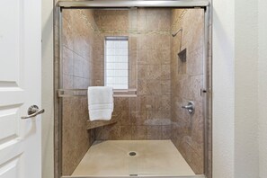 Douche, séchoir à cheveux, serviettes fournies
