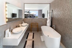 Ducha, secador de pelo y toallas