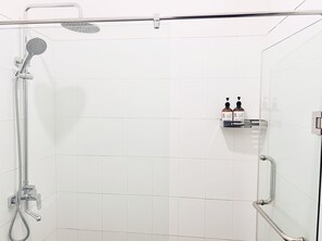 Quarto casal ou duplo luxo, sacada, vista para o jardim | Banheiro