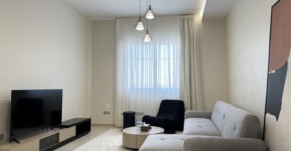 デザイン アパートメント 3 ベッドルーム | リビング エリア | 薄型テレビ