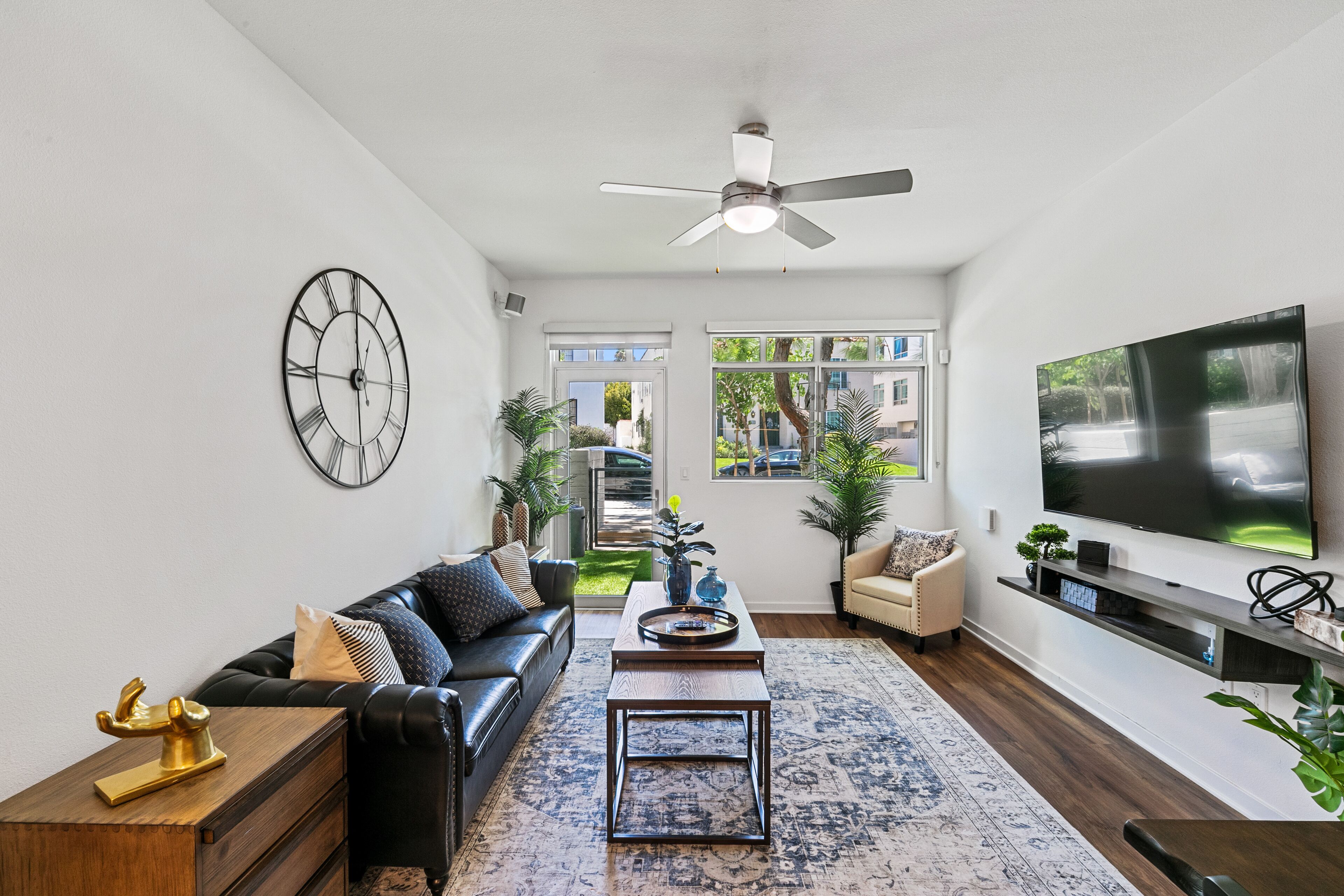 Beverly Grove Chic City 2 BR Apartment with Den & Parking
