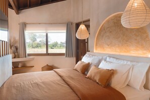 Panorama suite, 1 kingsize bed | 1 slaapkamer, een minibar, een kluis op de kamer, een bureau