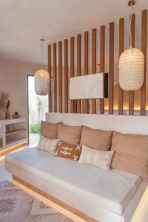 Svit Signature - 1 kingsize-säng - uteplats - utsikt mot poolen | 1 sovrum, minibar, värdeförvaringsskåp på rummet och skrivbord