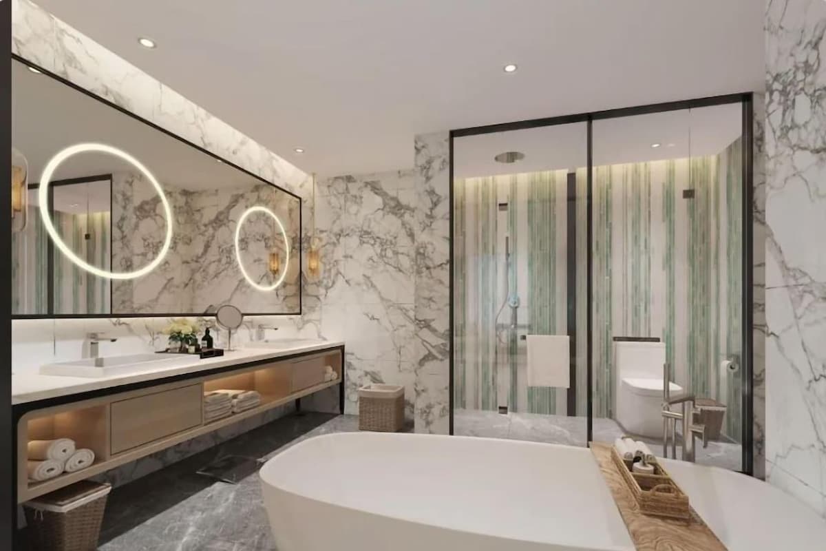 Un baño moderno con una bañera grande, un tocador con espejo y una zona de ducha.