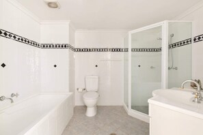 Dusche, Haartrockner, Handtücher, Shampoo