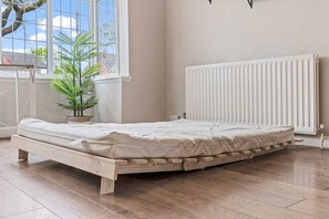 3 bedrooms, desk, iron/ironing board, travel crib
