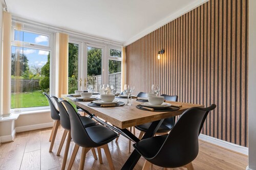 3 Bedroom Home Sleeps 7 OR 8 Free Parking NR Solihull Edgbaston and City Centre