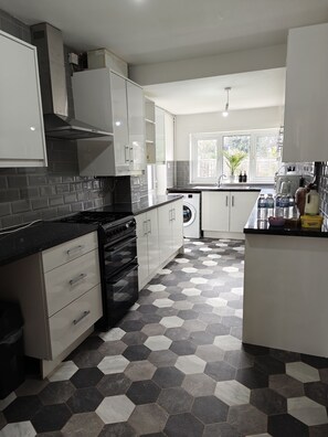 Een koelkast, een magnetron, een oven, een kookplaat