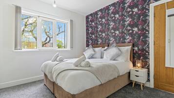 3 bedrooms, desk, iron/ironing board, travel cot