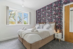 3 slaapkamers, een bureau, een strijkplank/strijkijzer, reisbedje