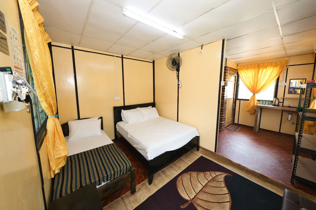 Family Suite | 1 bedroom, laptop workspace, free WiFi, bed sheets