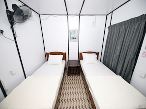 Habitación Deluxe con 2 camas individuales | Espacio para trabajar con un portátil, wifi gratis, ropa de cama