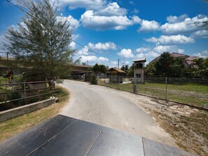 ด้านหน้าที่พัก