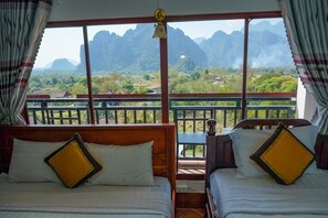 エコノミー トリプルルーム バルコニー マウンテンビュー | デスク、WiFi (無料)