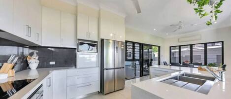 Réfrigérateur, micro-ondes, four, plaque de cuisson