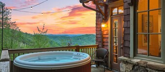 10Min to Hatley Pointe~Hot Tub~Amazing Views