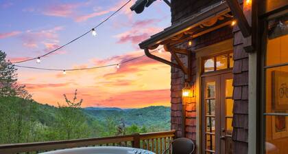 10Min to Hatley Pointe | Hot Tub | Amazing Views