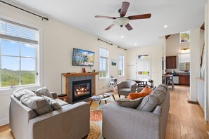 TV, caminetto, studio