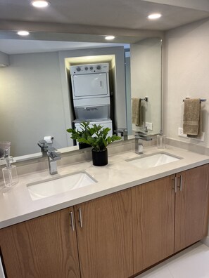 Sèche-cheveux, serviettes fournies, papier toilette