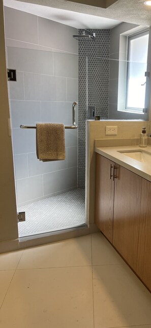 Een haardroger, handdoeken, toiletpapier
