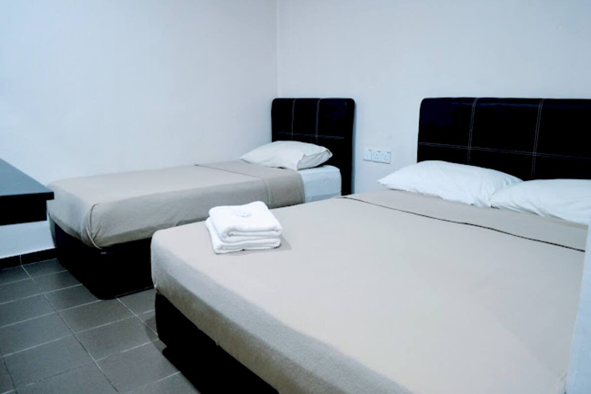 Superior Suite | Laptop workspace, WiFi (free), bed sheets