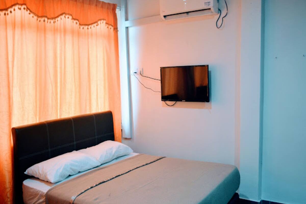 Deluxe Double Room, 1 Queen Bed | Laptop workspace, WiFi (free), bed sheets