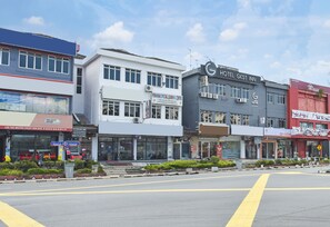 A street view with a hotel, a special learning center, and various shops. - Hotel O Gest Inn (Kota Tinggi)