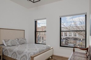 1 dormitorio, escritorio, tabla de planchar con plancha y wifi