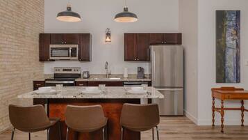 Réfrigérateur, micro-ondes, four, plaque de cuisson