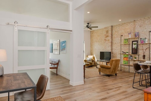 Stylish Downtown Neenah Flat - Walk to Everything!