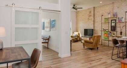 Stylish Downtown Neenah Flat - Walk to Everything!