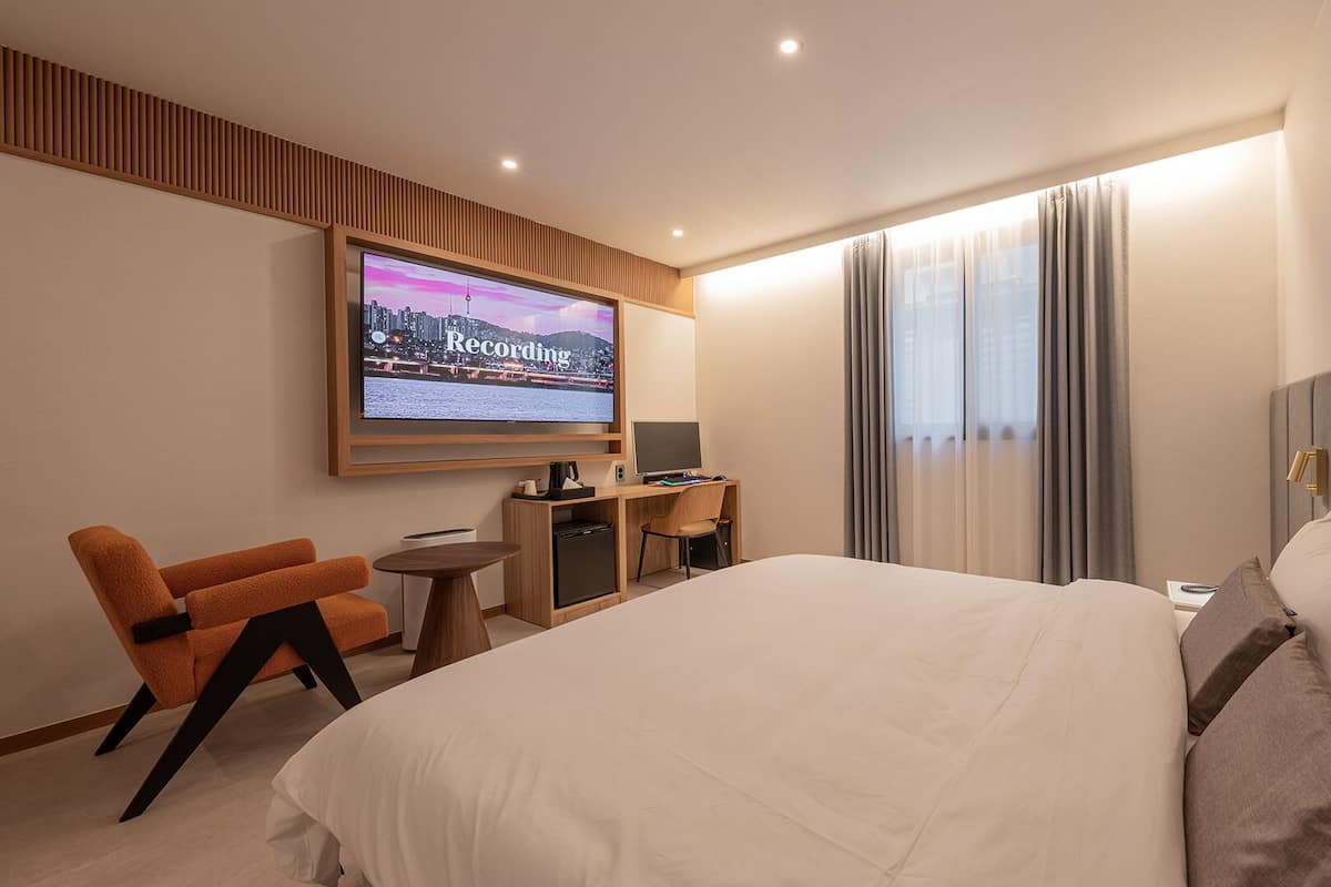 Premium bedding, individually decorated, individually furnished, desk