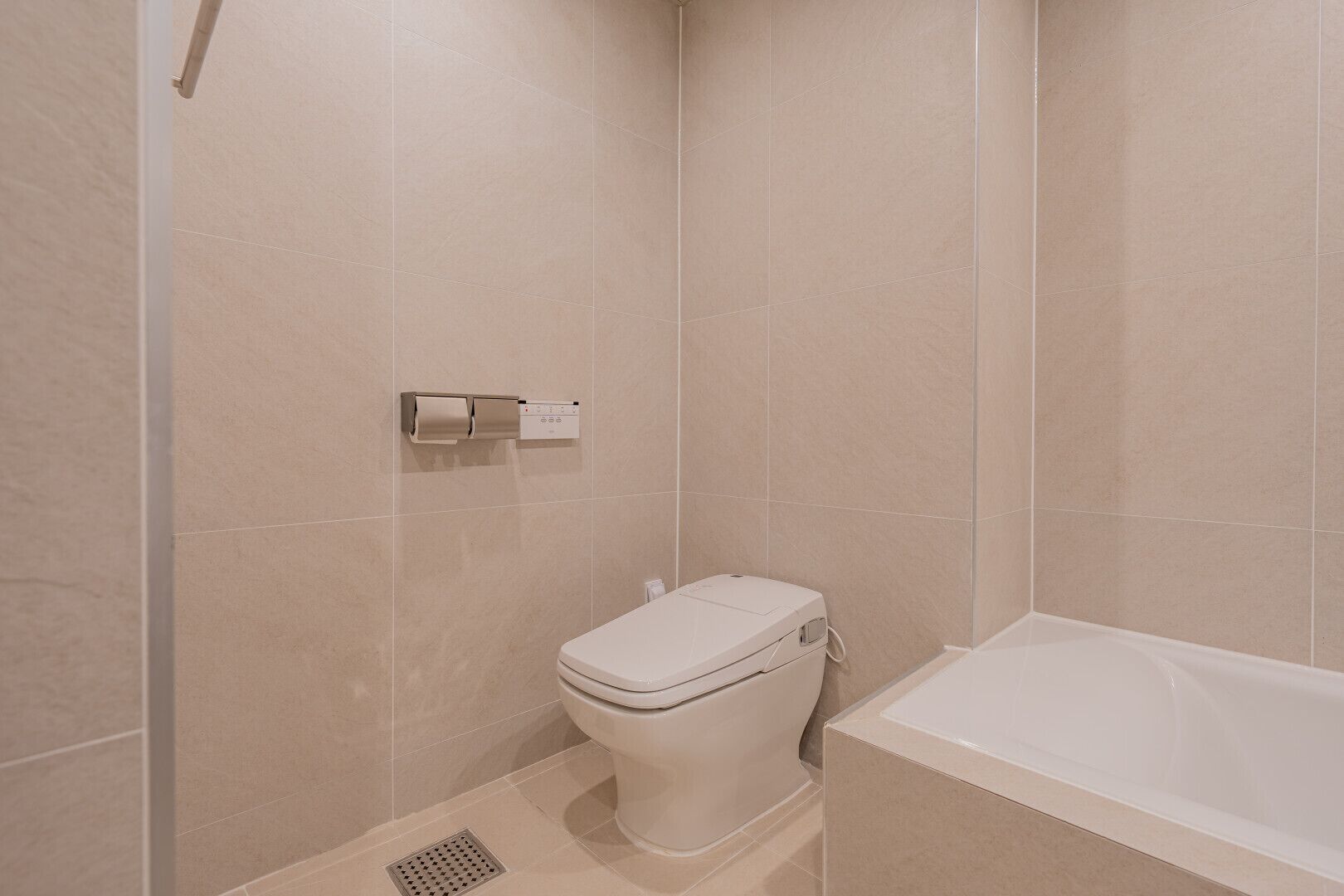 Un baño con inodoro, bidé y bañera.