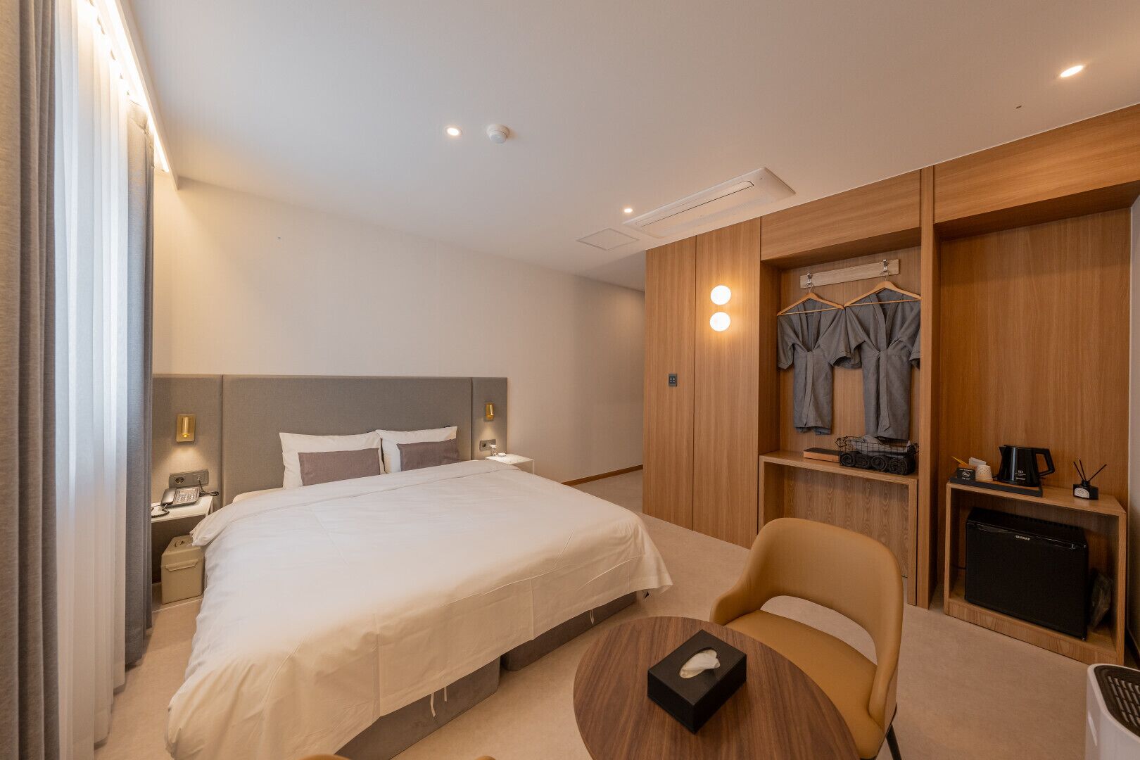 Phòng có thiết kế đặc trưng | Bộ đồ giường cao cấp, trang trí khác biệt 