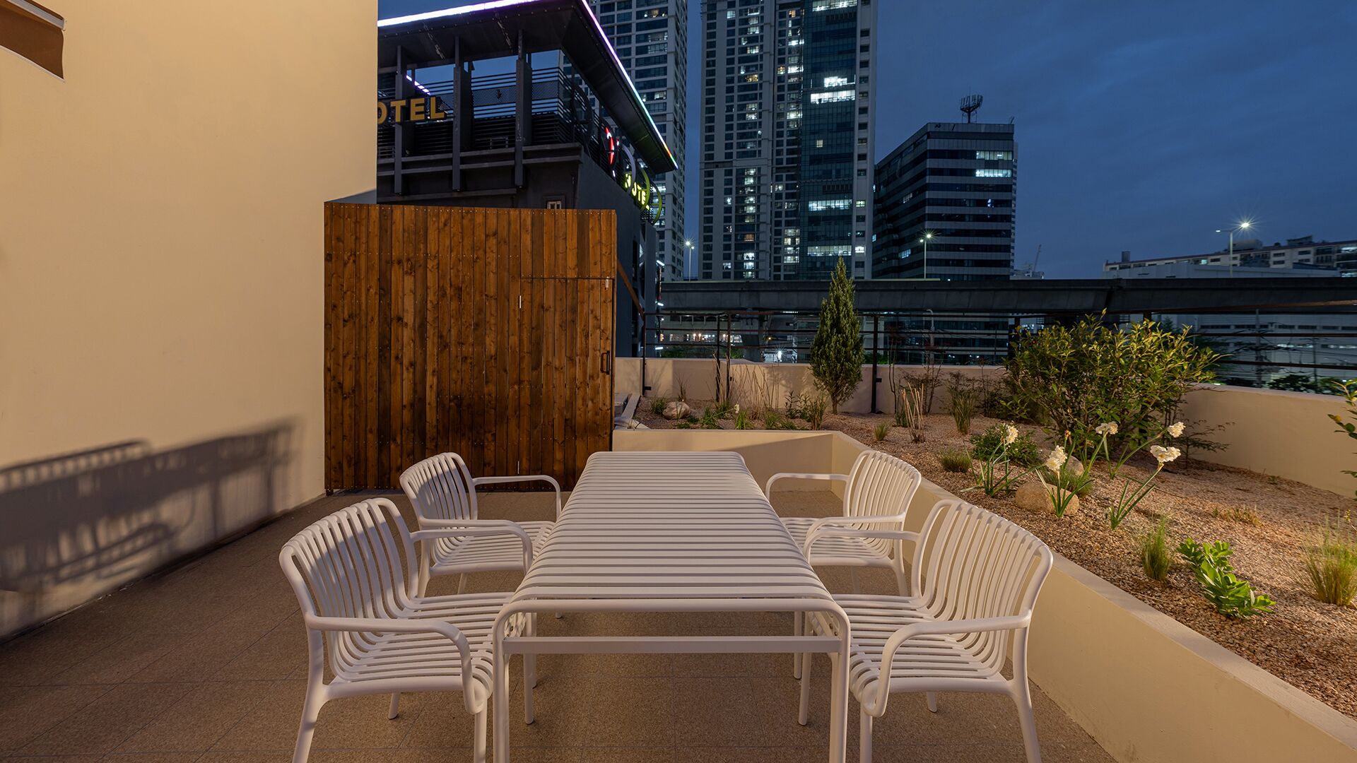 Phòng có thiết kế đặc trưng | Hiên