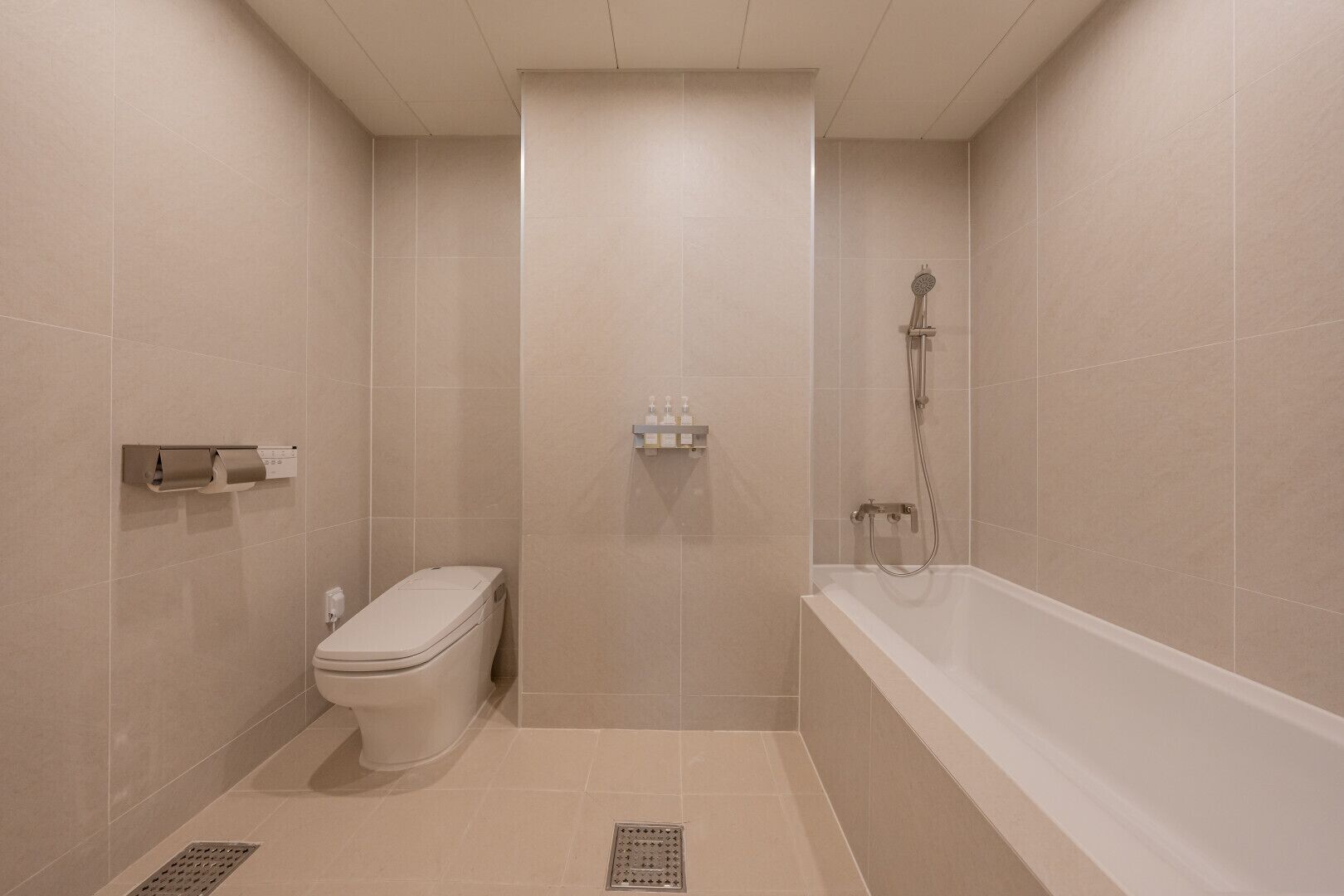 Ein modernes Badezimmer mit Toilette, Dusche und Badewanne.