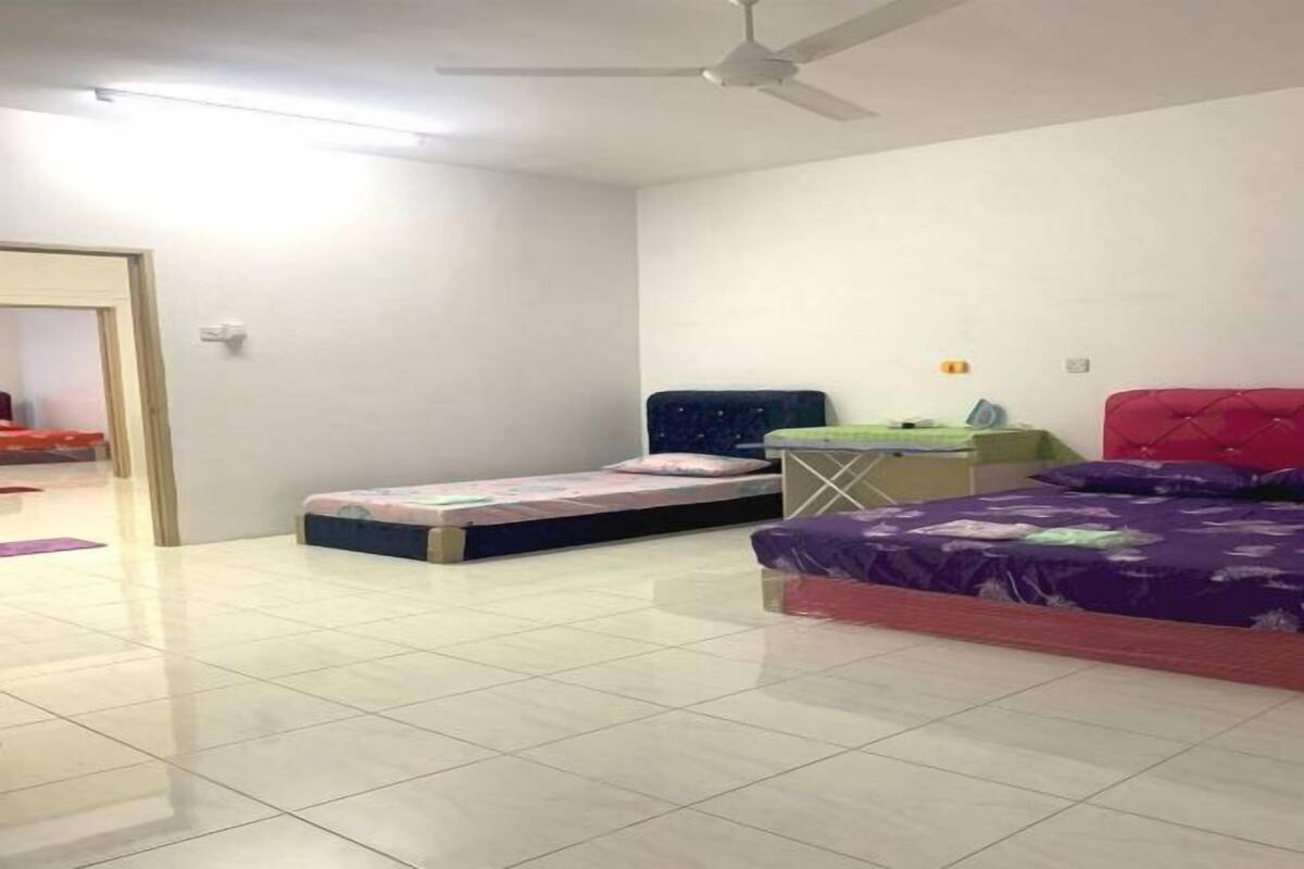4 bedrooms, laptop workspace, free WiFi, bed sheets