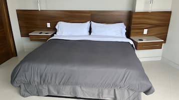 1 多间卧室、客房内保险箱、办公桌、免费 WiFi