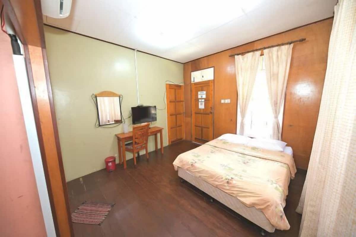 Desk, laptop workspace, free WiFi, bed sheets