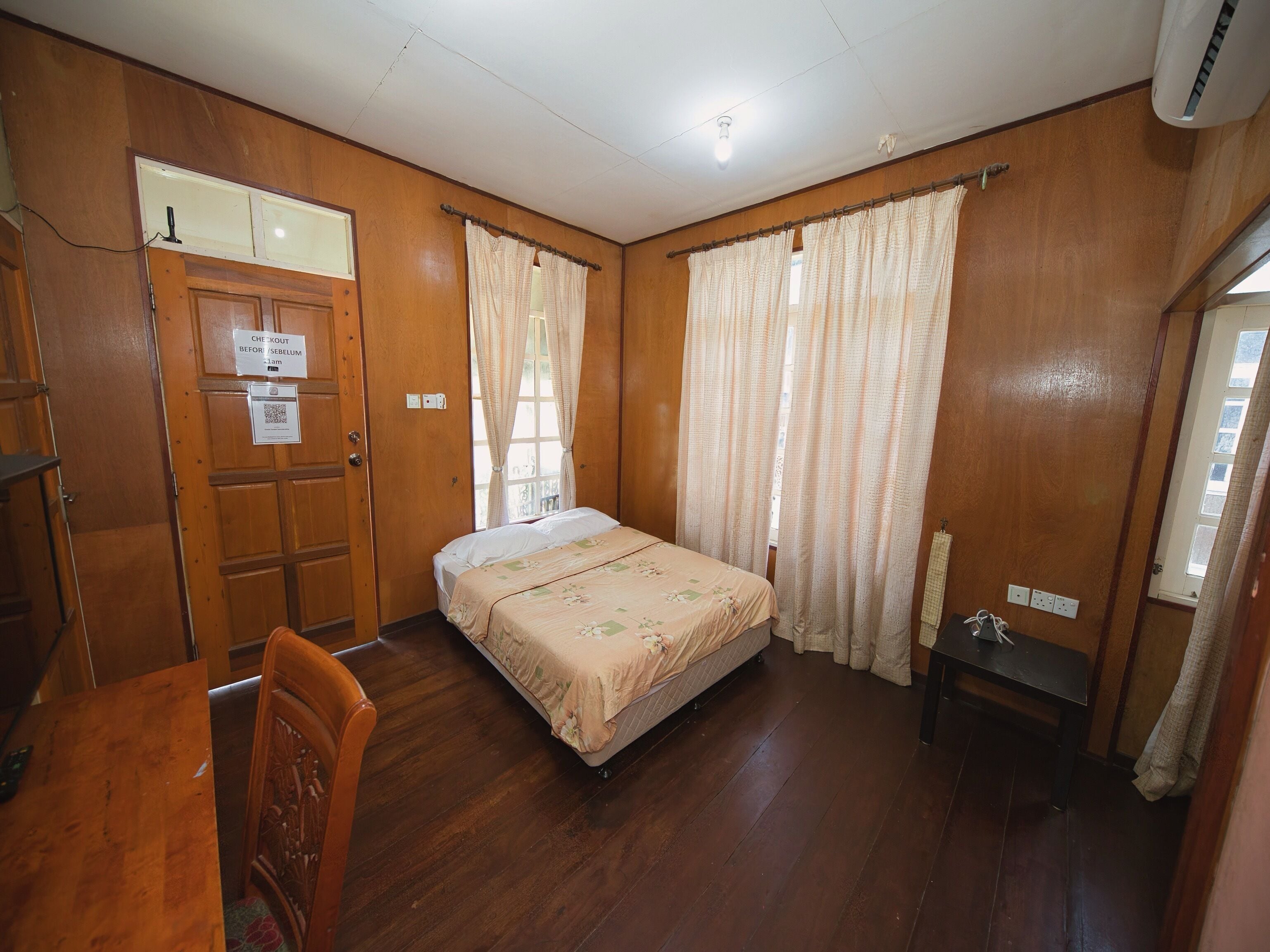 Deluxe Double Room, 1 Queen Bed | Desk, laptop workspace, free WiFi, bed sheets